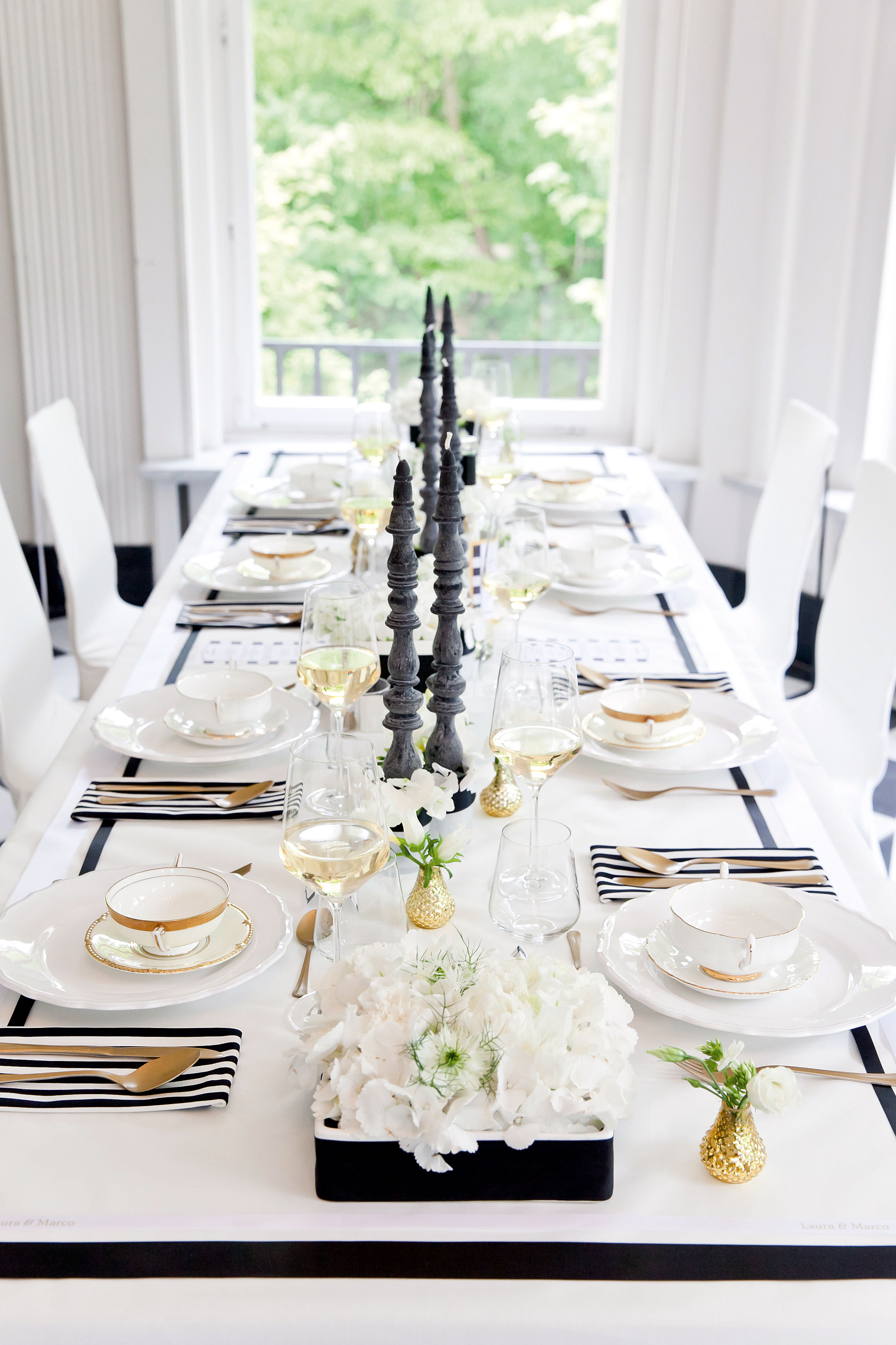 Elegante Hochzeitstafel in Schwarz-Weiß-Gold