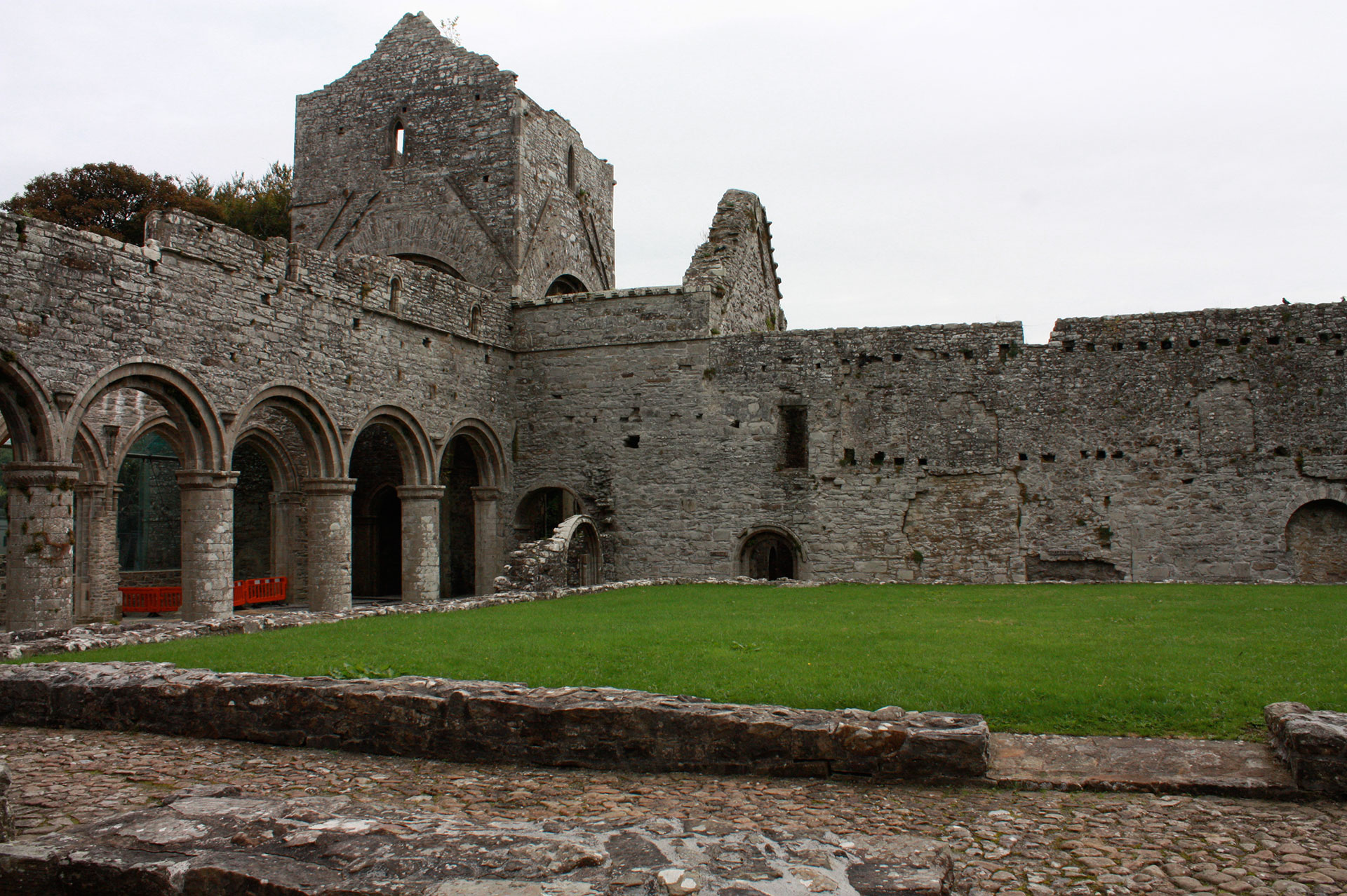 Irland: Die Gemäuer der mittelalterlichen Klosterruine Boyle Abbey