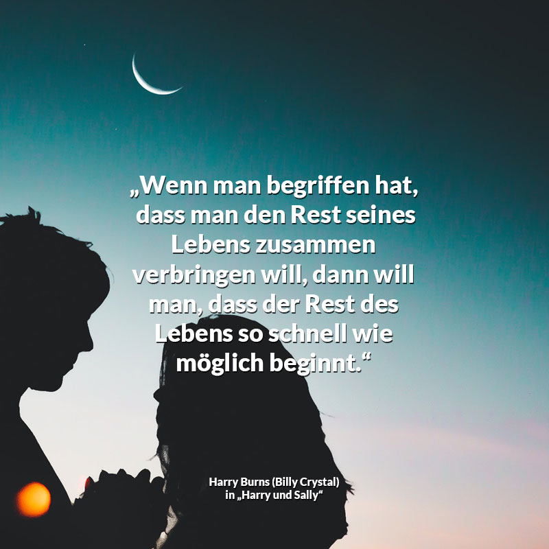 Zitat-Text auf Hintergrundbild mit Silhouetten eines Paares vor einem Nachthimmel mit Mondsichel