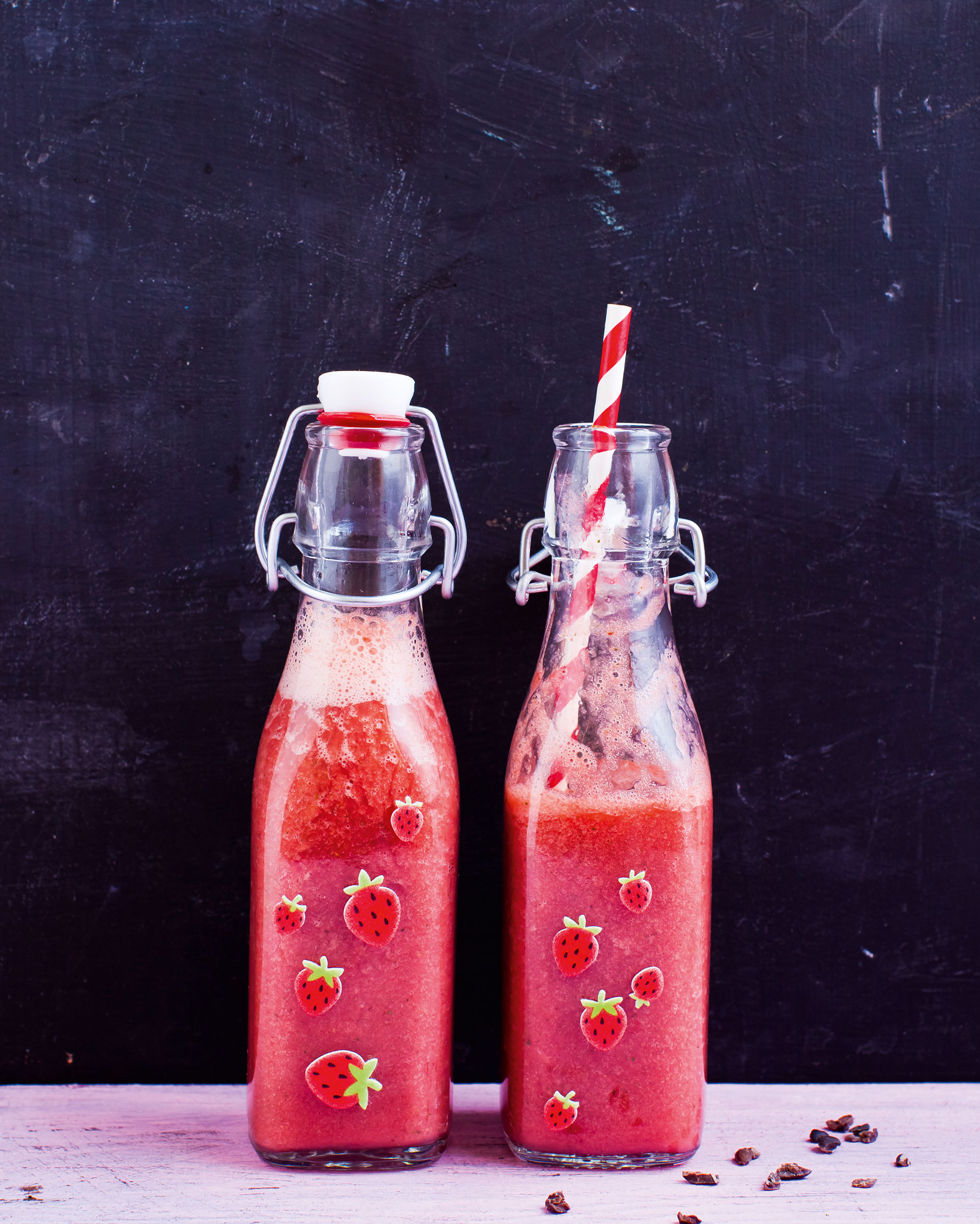 Erdbeer-Smoothie in Bügelglasflaschen