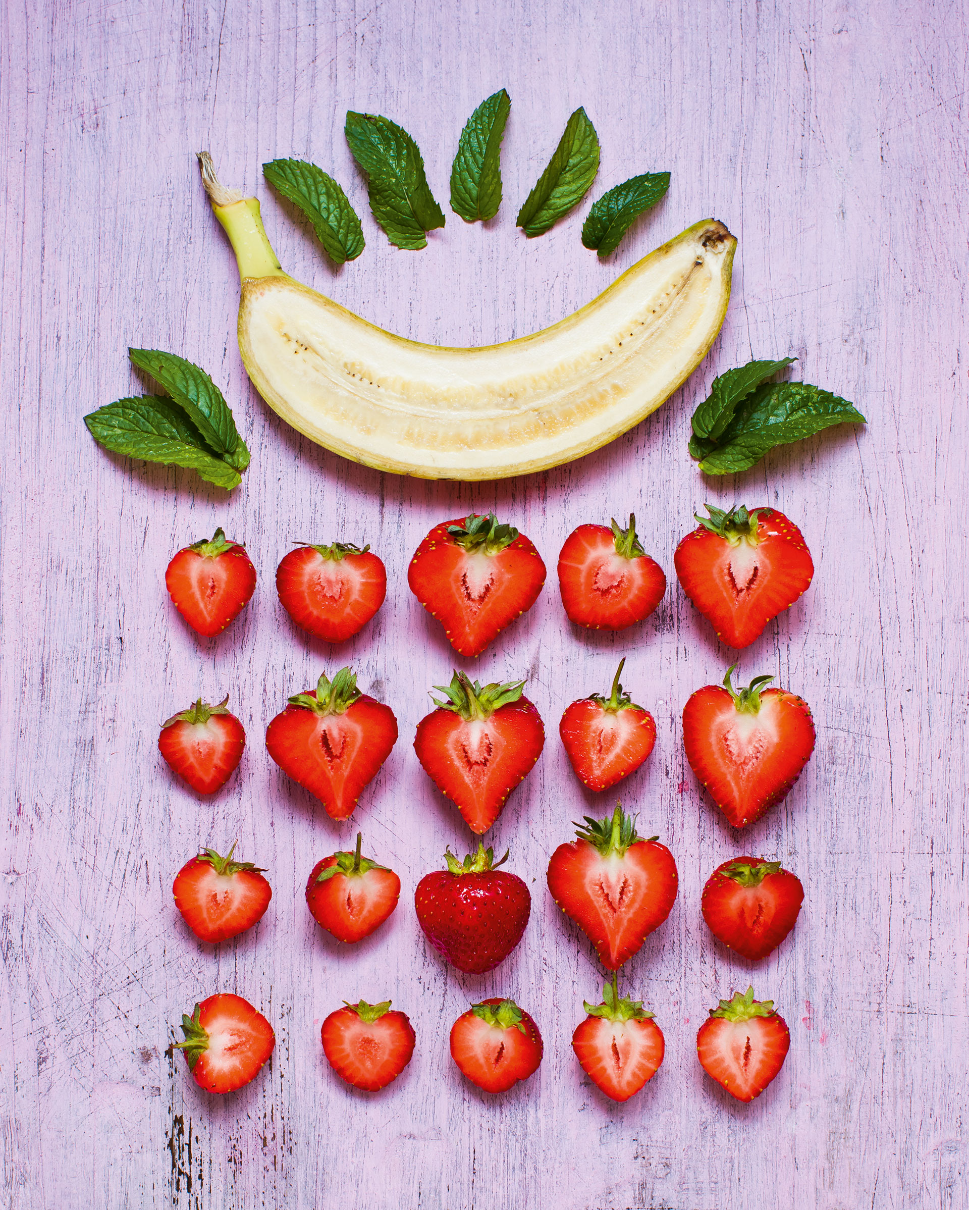 Zutaten für einen Smoothie mit Erdbeeren, Bananen und Minzblättern