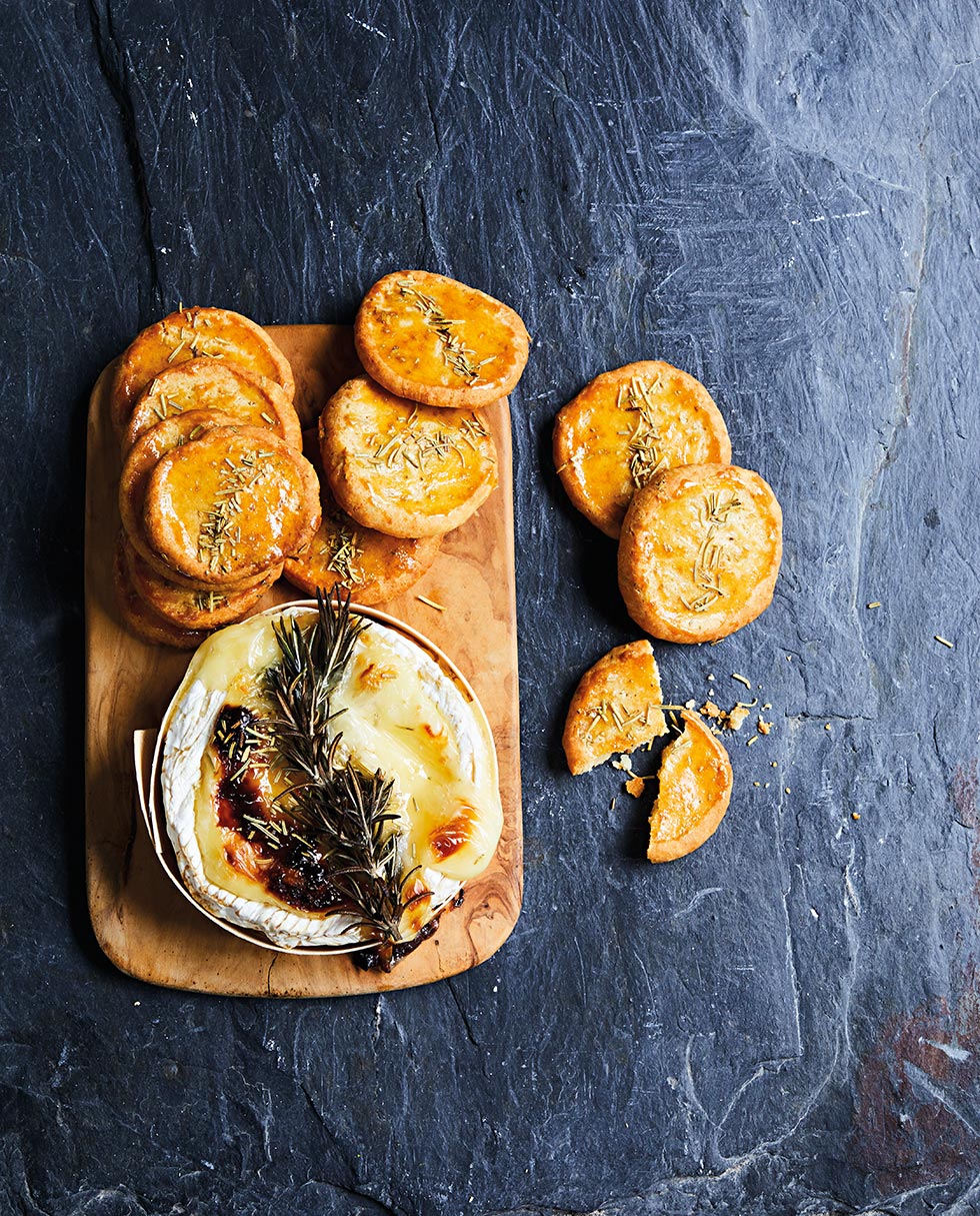 Gebackener Camembert mit Honig-Rosmarin-Mürbeteigtalern