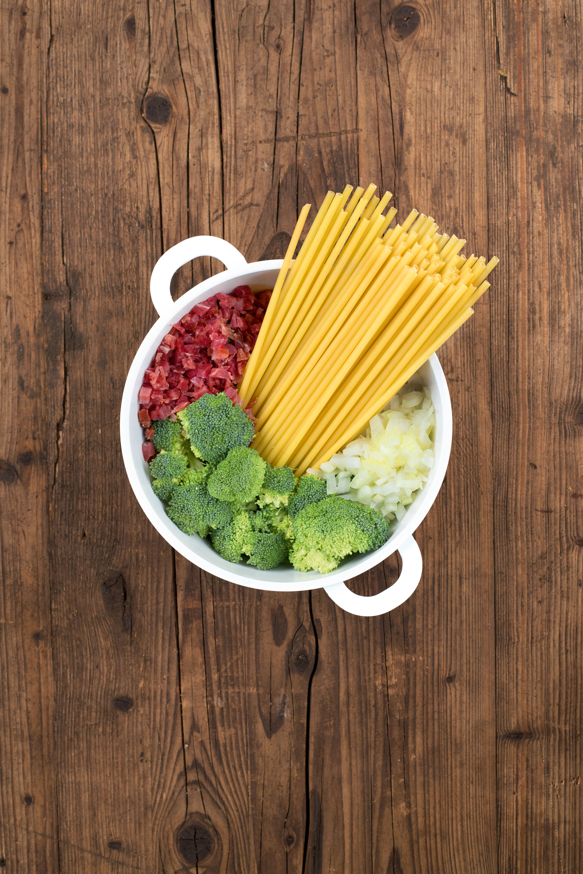 Rohe Zutaten für One-Pot-Pasta mit Brokkoli & Schinken im Topf
