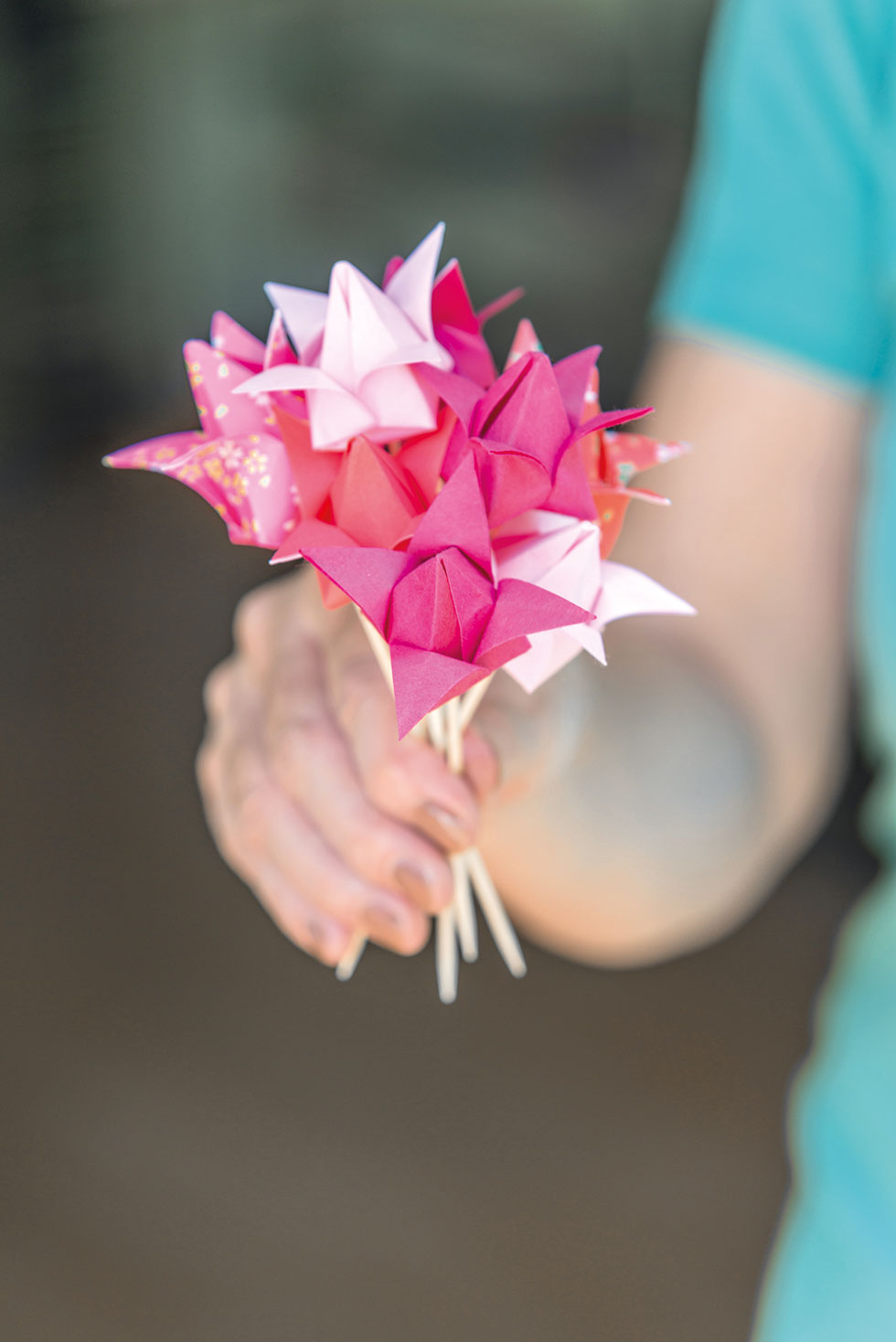 Strauß aus gefalteten Origamitulpen in Pink und Rosa