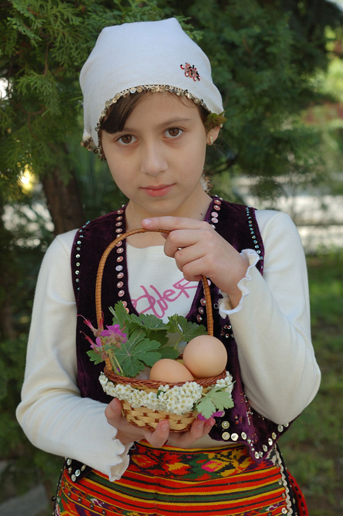 Bild von einem bulgarischen Mädchen mit einem Eierkorb