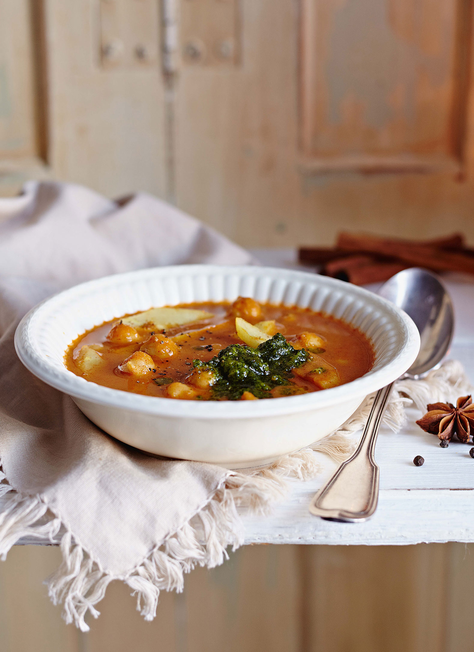 Pastinaken-Curry mit Korianderpesto und Joghurt