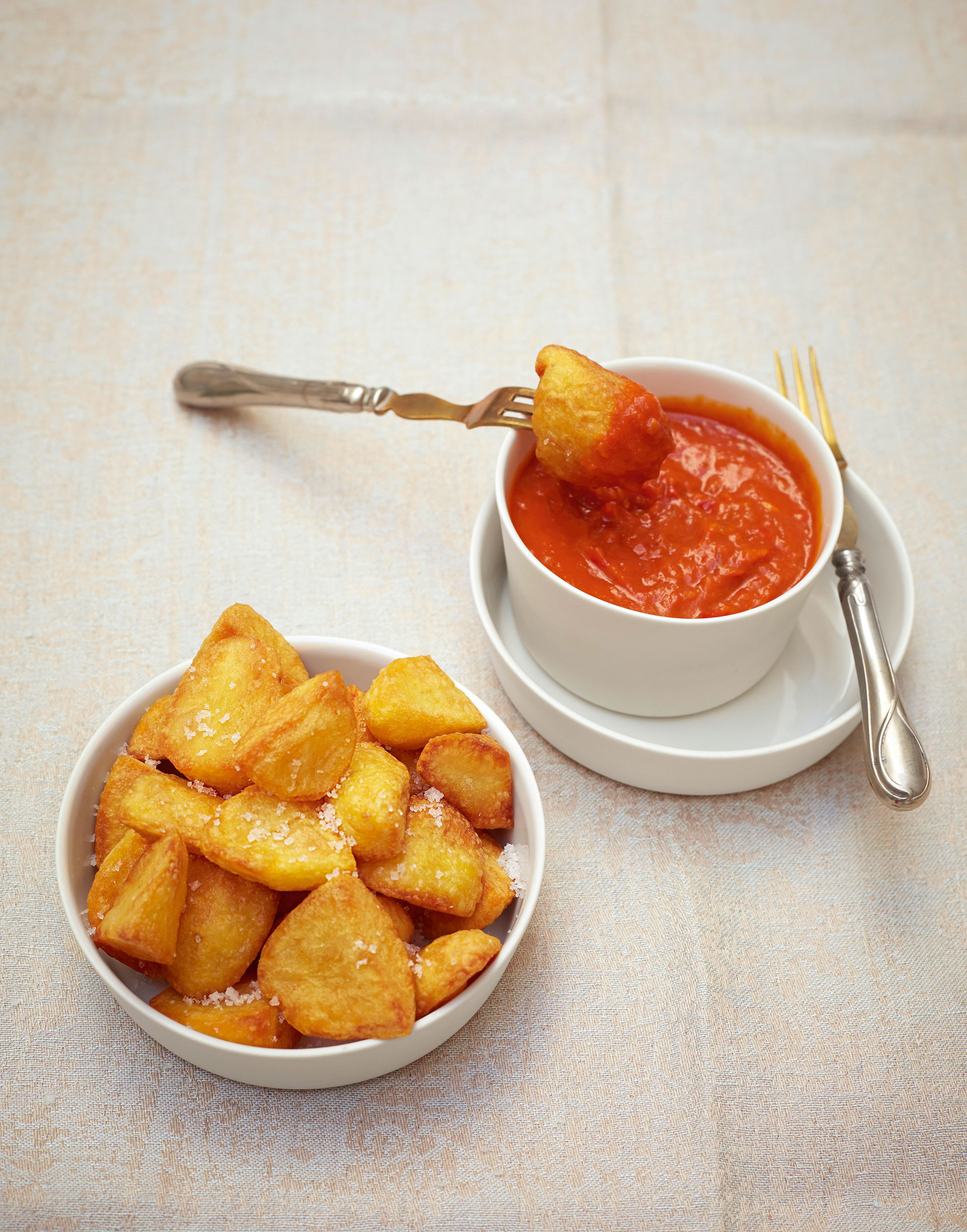 Patatas Bravas und Paprika-Tomaten-Sauce