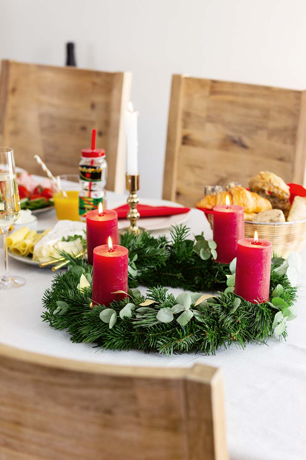 Klassischer Adventskranz mit Tannengrün, Eukalyptus und roten Kerzen