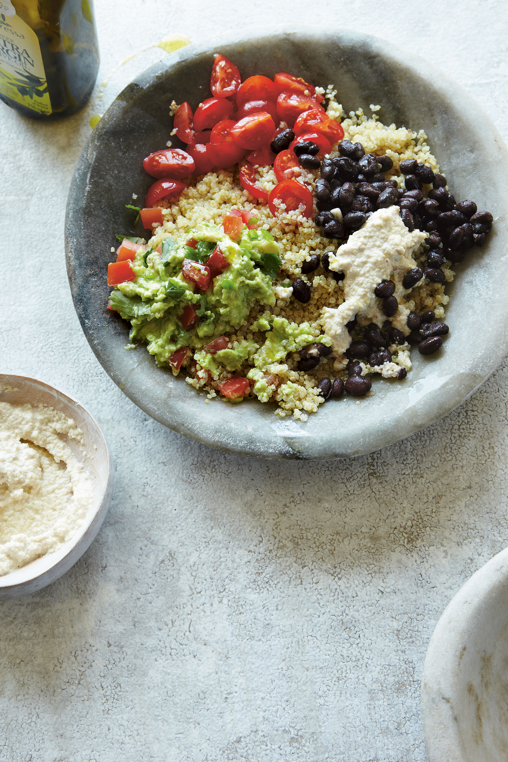 Schale mit Quinoa, Cashewcreme, Guacamole, Salsa und schwarzen Bohnen