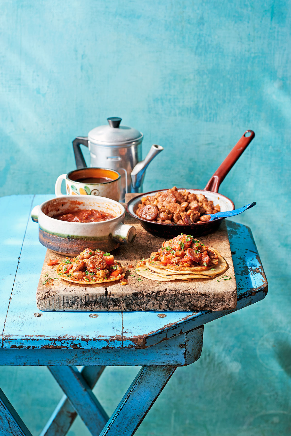 Tortillas belegt mit Pintobohnen, Chorizo und Zwiebeln