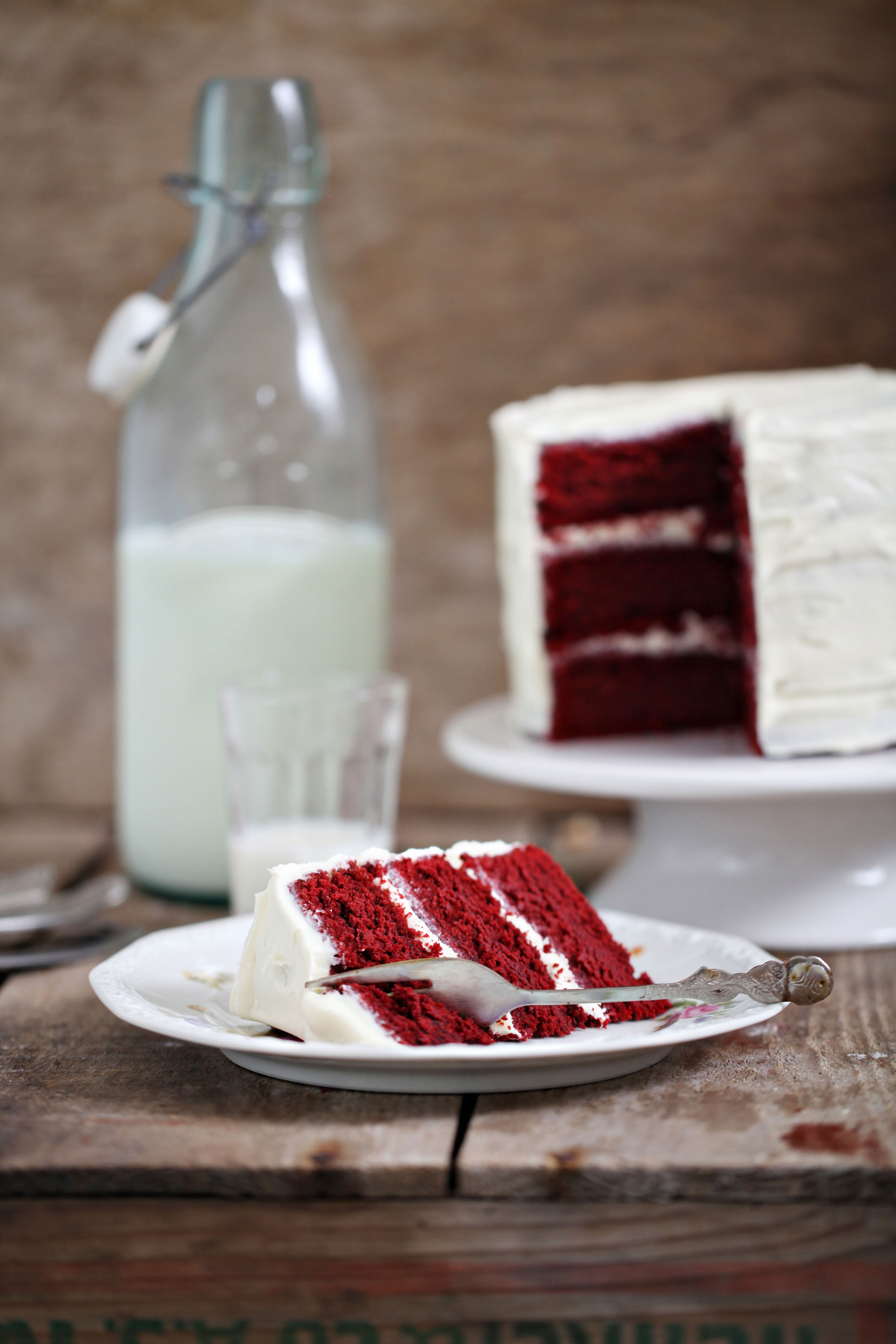 Rote Torte mit weißem Frosting