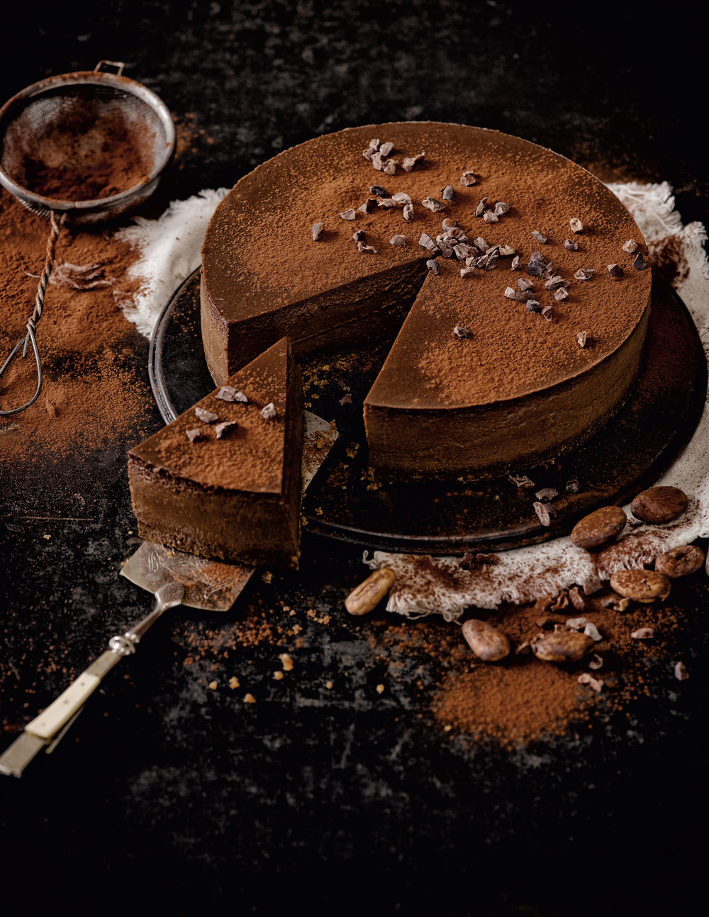 Dunkler Chocolate Cheesecake bestäubt mit Kakaopulver