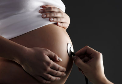 Stethoskop auf dem Bauch einer Schwangeren