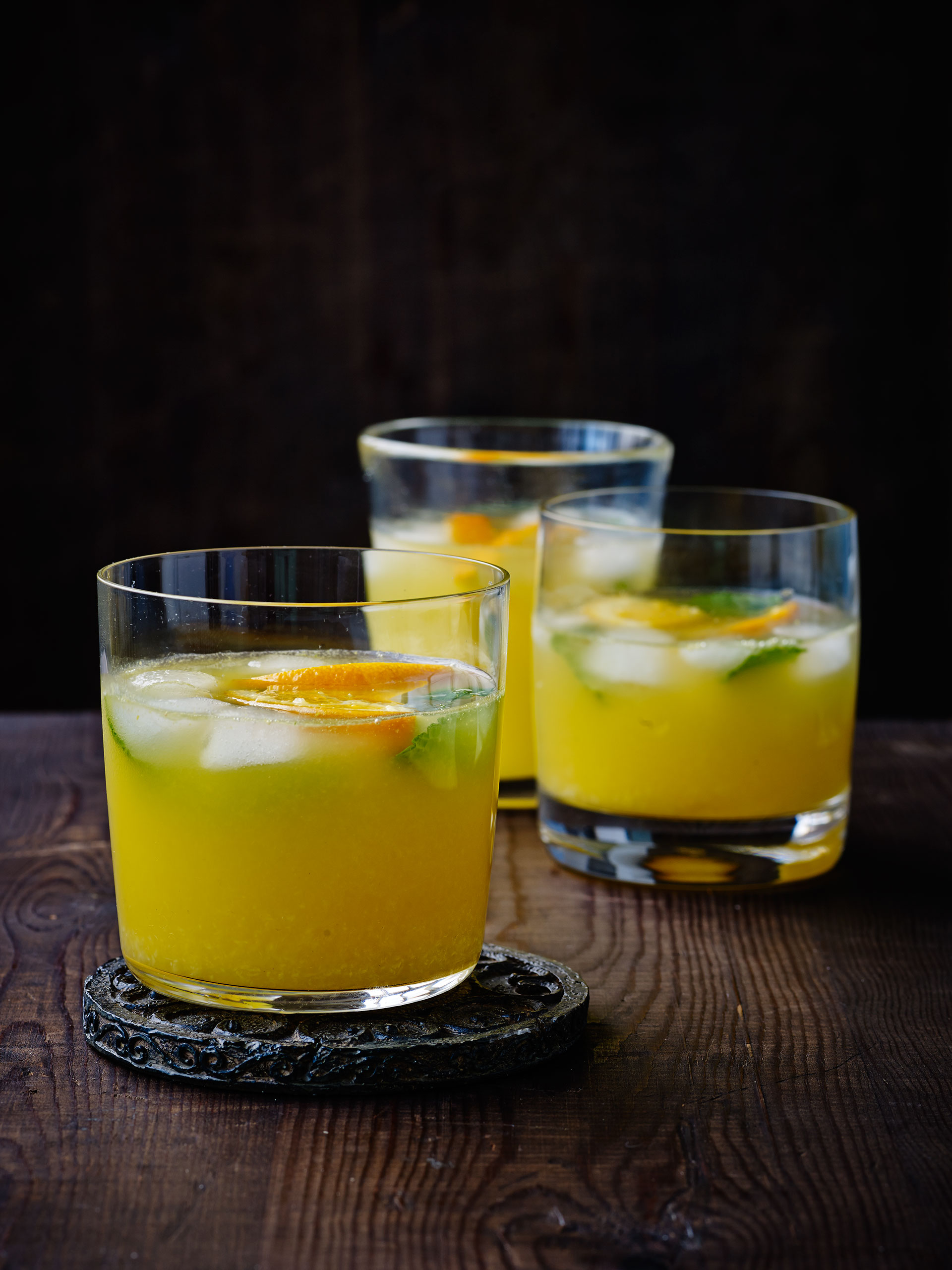 Gläser mit Orange und Ingwer-Saké-Sangria