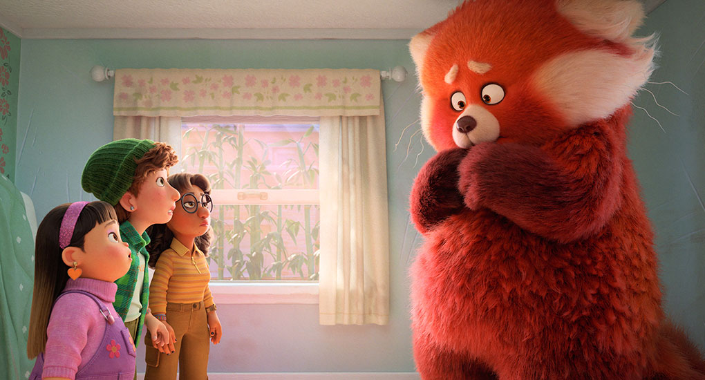 Szenenbild aus Animationsfilm Rot: Ein riesiger roter Panda wird erstaunt von Kindern angesehen