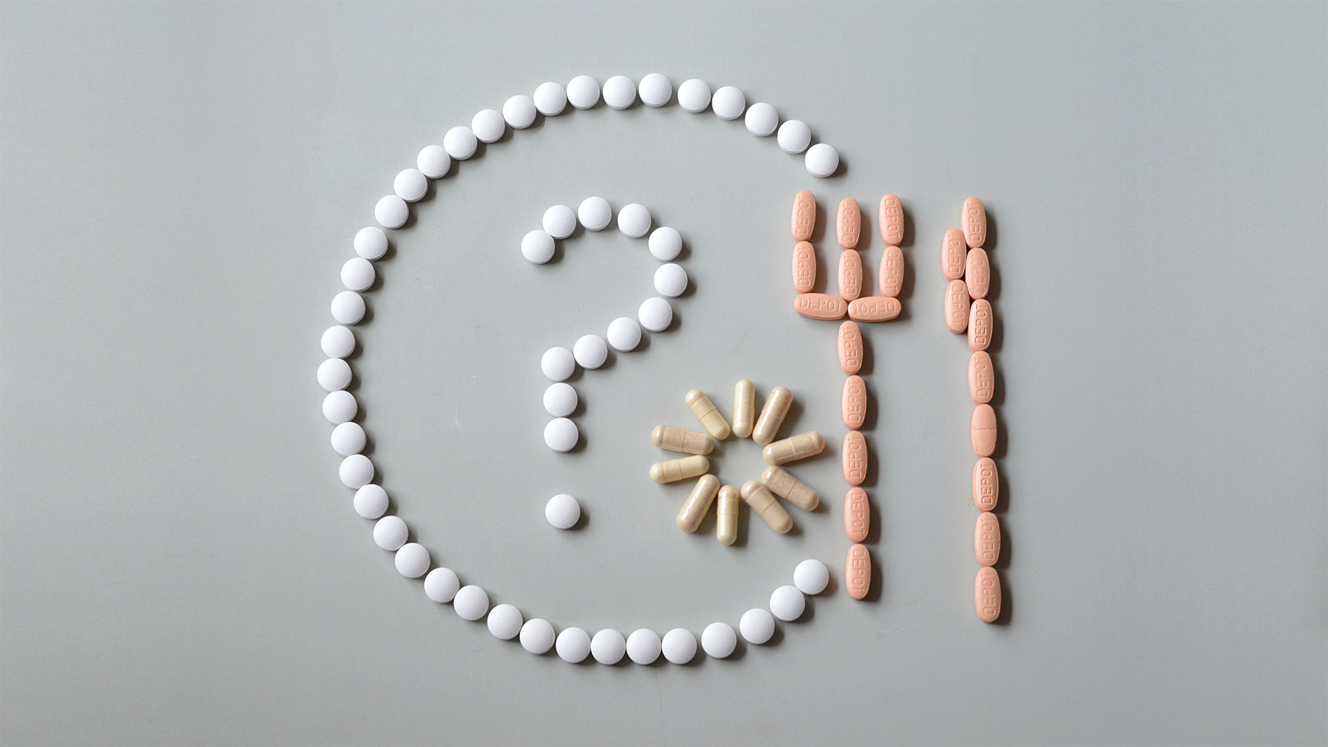 Bild von unterschiedlichen Pillen und Kapseln , aufgehreiht in Form eines Tellers und Besteck.