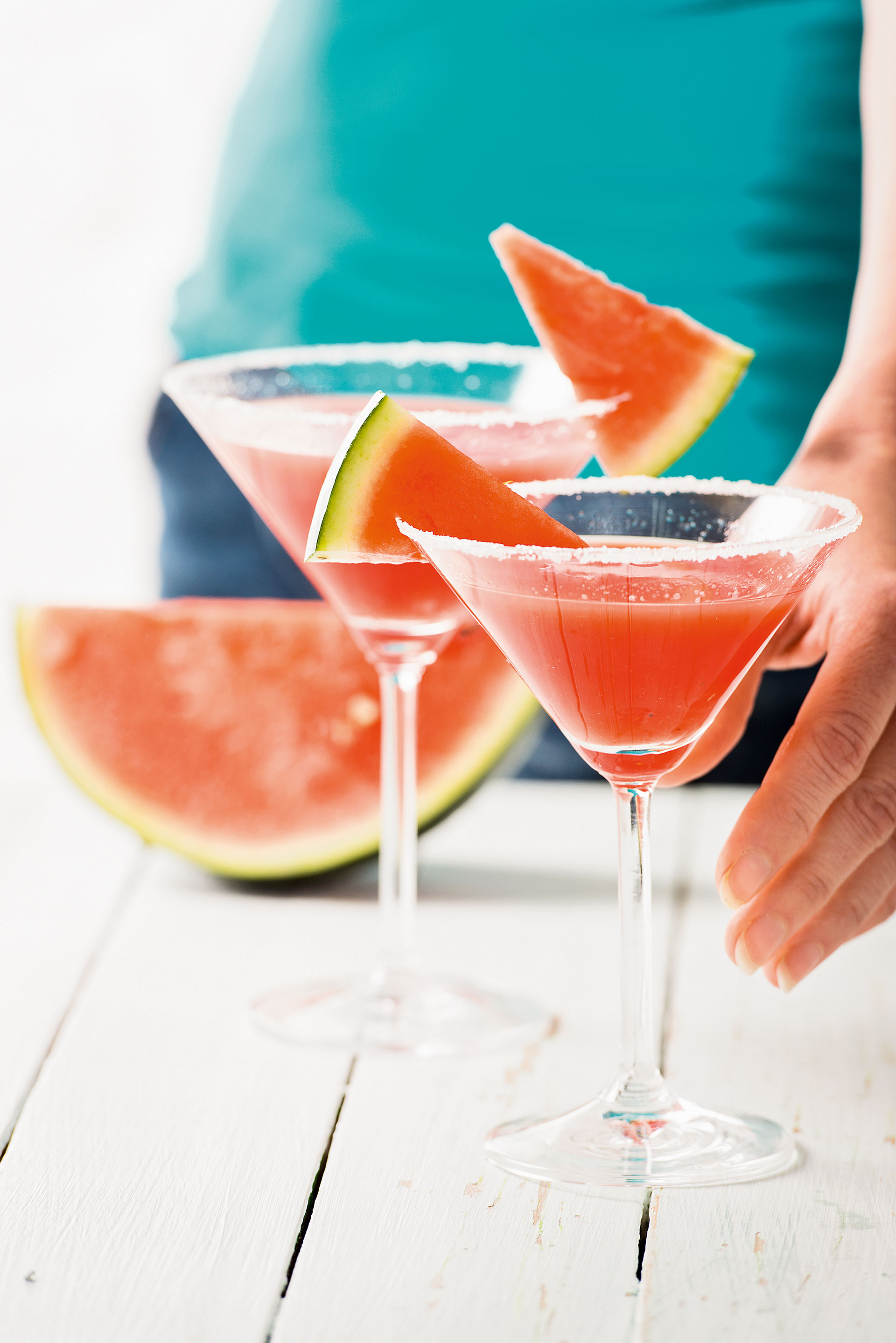 Margaritagläser gefüllt mit Wassermelonen-Cocktail und Zucker- oder Salzrand