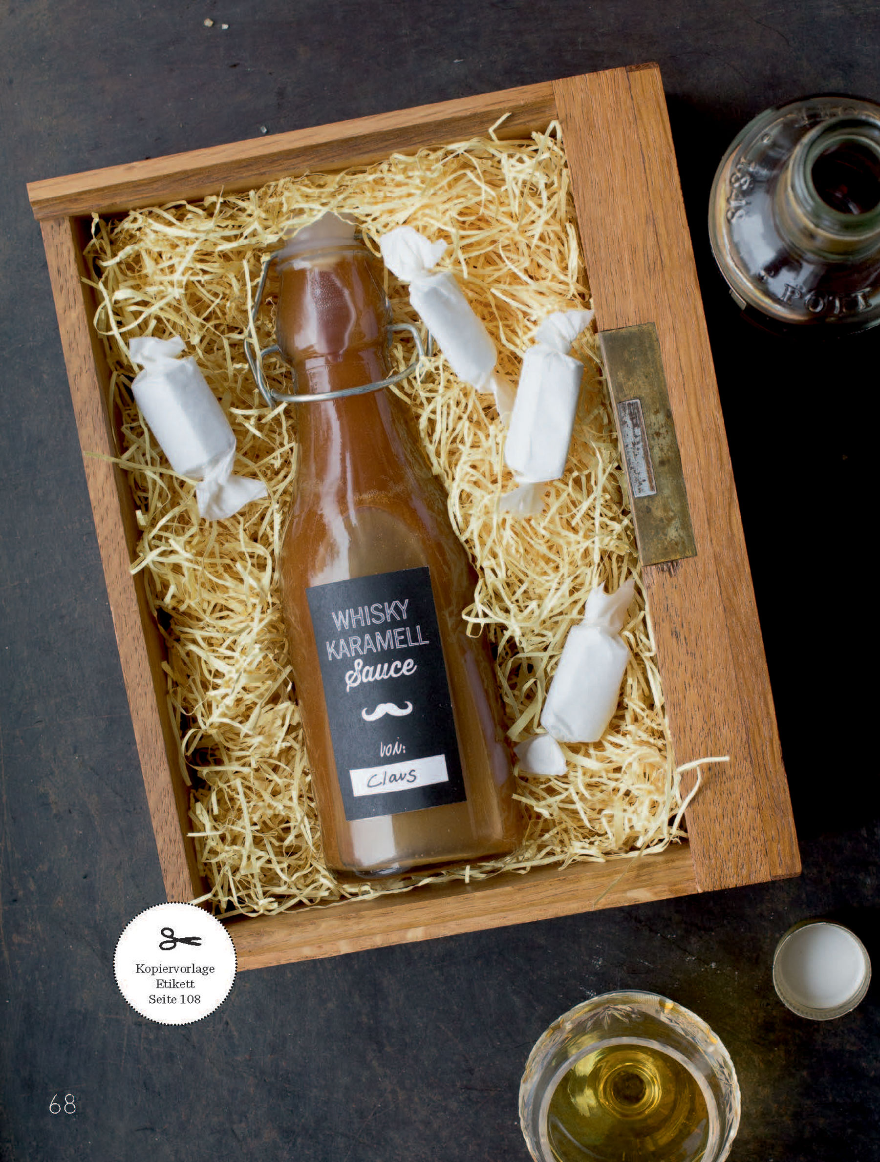 Geschenkbox mit Whisky-Karamell-Sauce in beschrifteter Bügelglasflasche