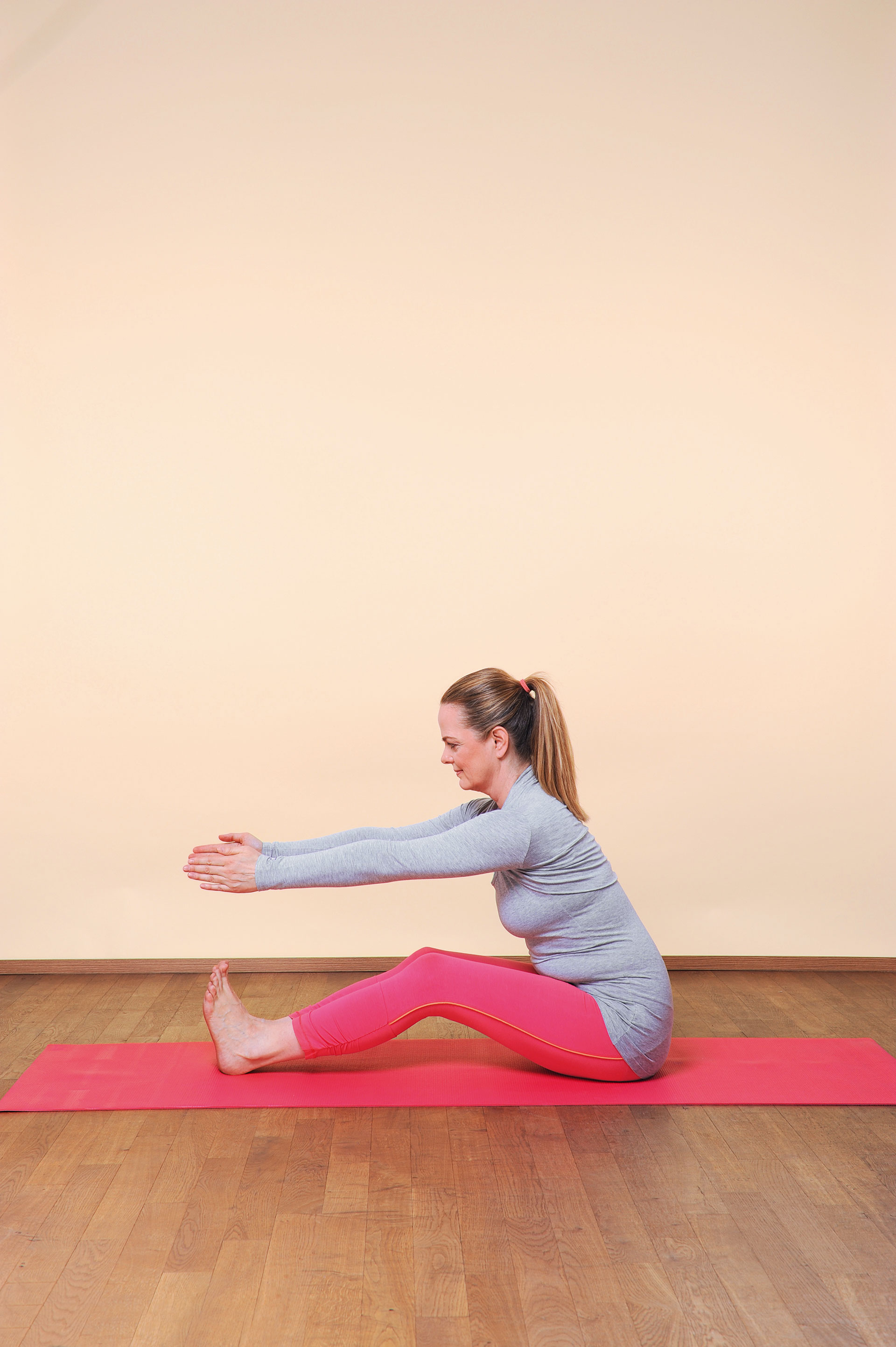 Yogaübungen für Rücken und Nacken: Sitzende Vorbeuge 1
