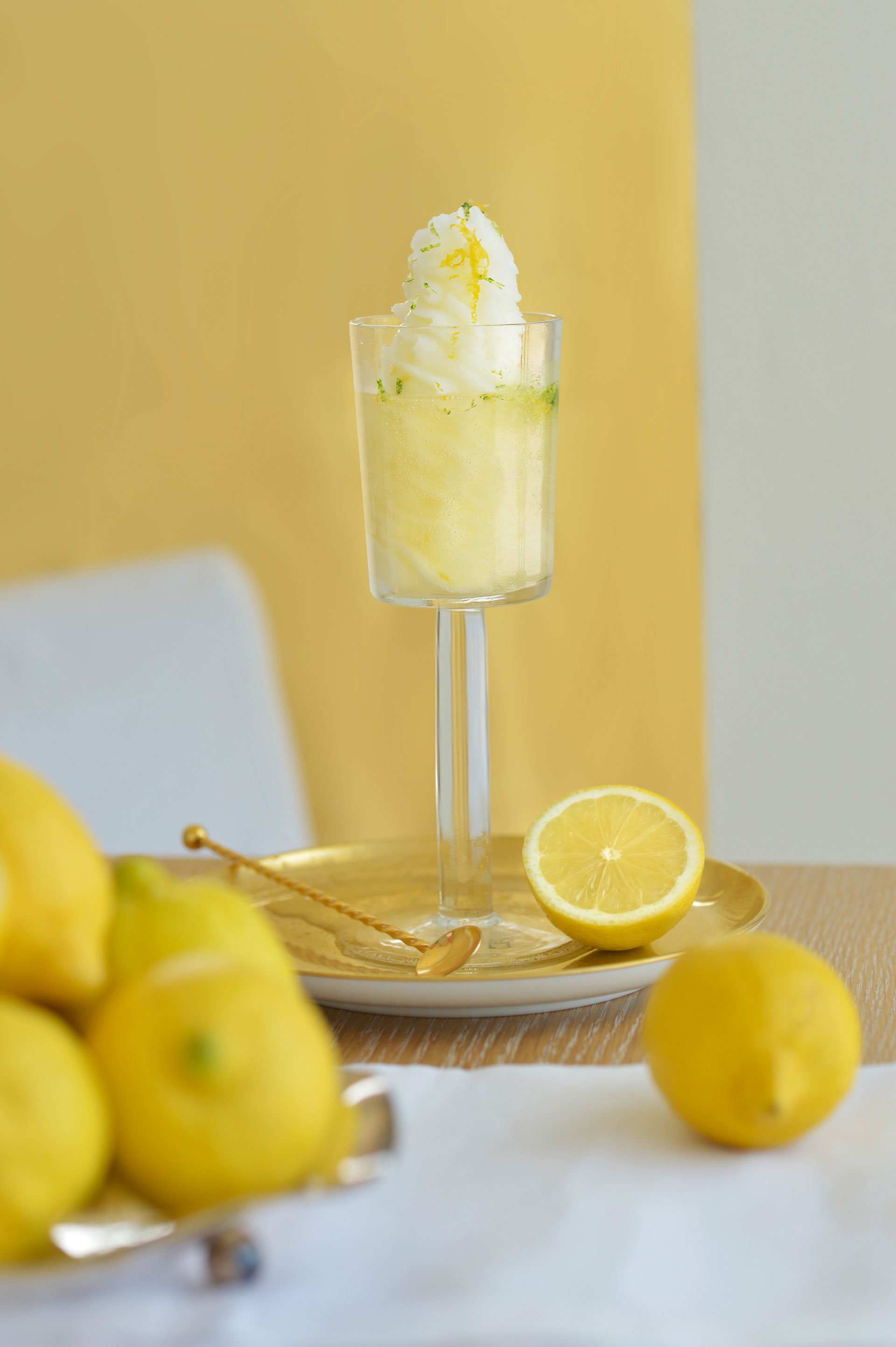 Zitronensorbet im Glas, aufgegossen mit Champagner