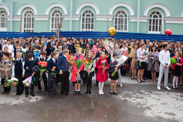 St. Petersburg: Die neuen Erstklässler halten Blumensträuße für ihre neuen Lehrer bereit.