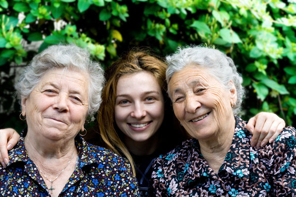 Junge Frau mit zwei älteren Frauen