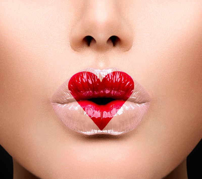 Foto von gespitzten Lippen, herzförmig mit rotem Lippenstift