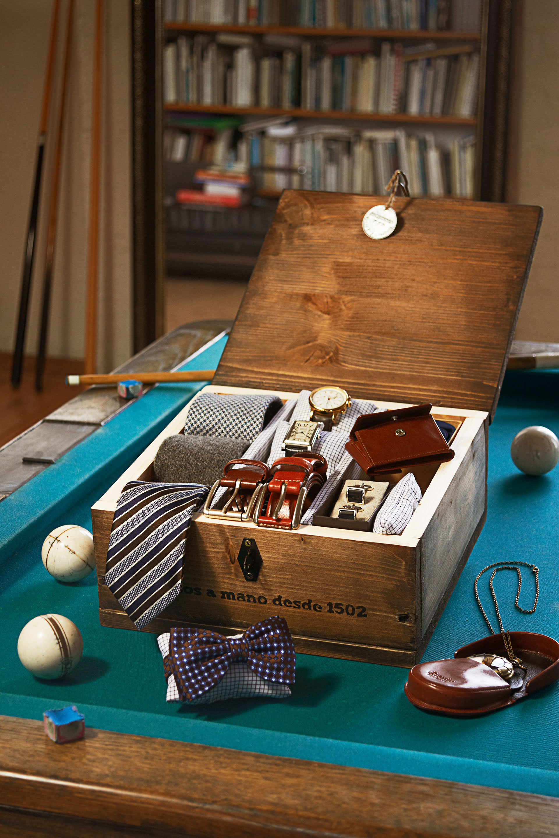 Accessoire-Box mit Krawatten, Uhren und Manschettenknöpfen