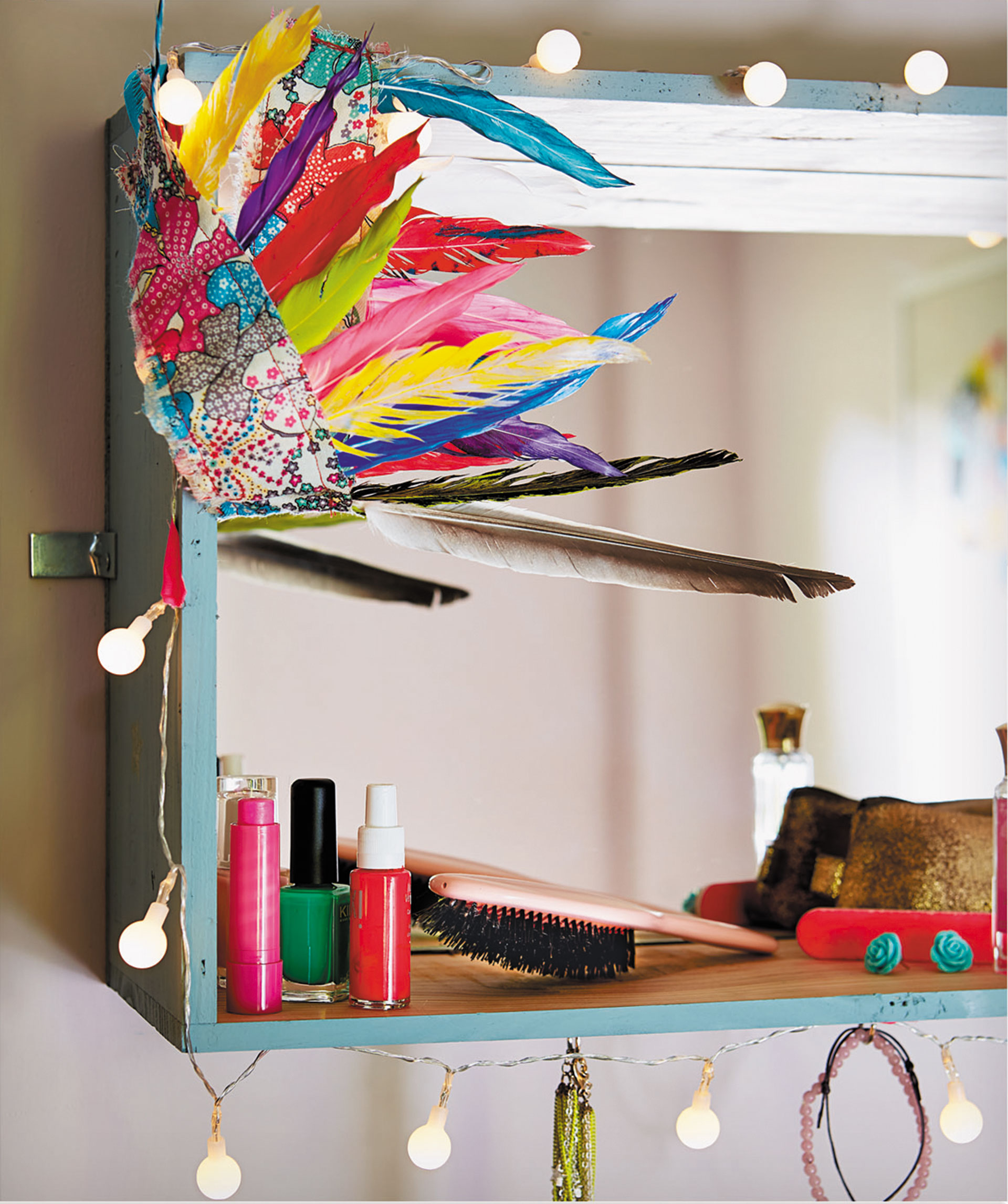 Spiegelkasten mit Lichterkette, Kosmetik und Federschmuck