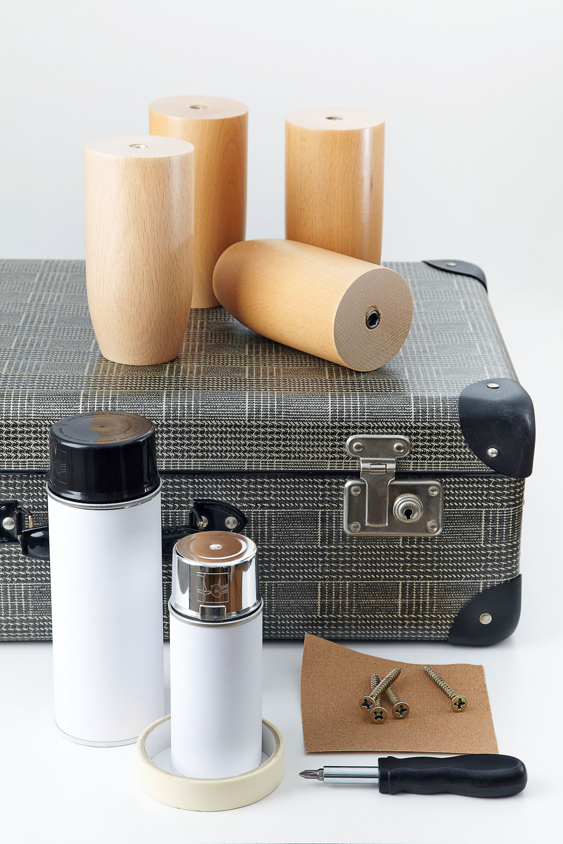 Material: Koffer, Möbelfüße, Kreppklebeband, Schleifpapier, Schrauben, Schraubenzieher